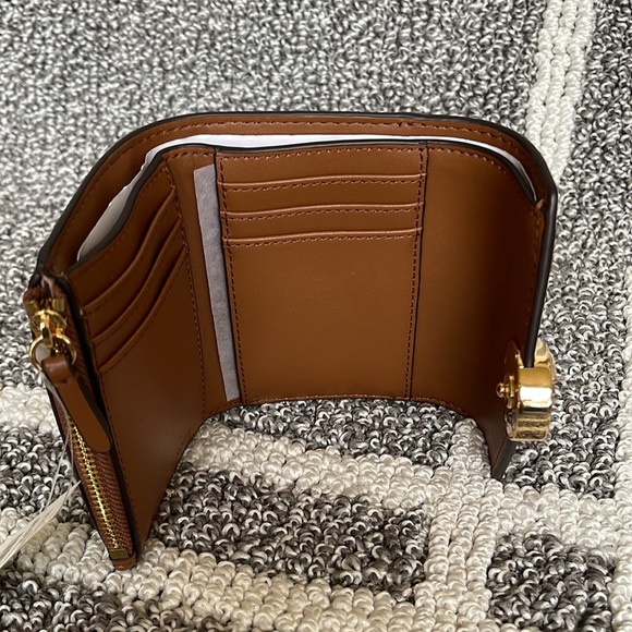MICHAEL KORS CARMEN MEDIUM LOGO AND FAUX LEATHER WALLET BROWN - Picture 13 of 16